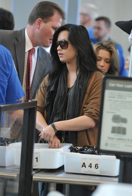 10361_Preppie_Demi_Lovato_at_LAX_Airport_9111_122_28lo.jpg