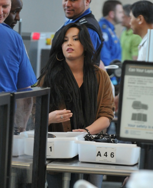10635_Preppie_Demi_Lovato_at_LAX_Airport_912_122_132lo.jpg