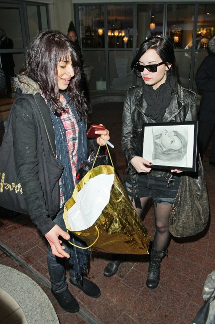 51804_Preppie_-_Demi_Lovato_leaving_her_hotel_in_London_-_Jan__29_2010_549_122_201lo.jpg