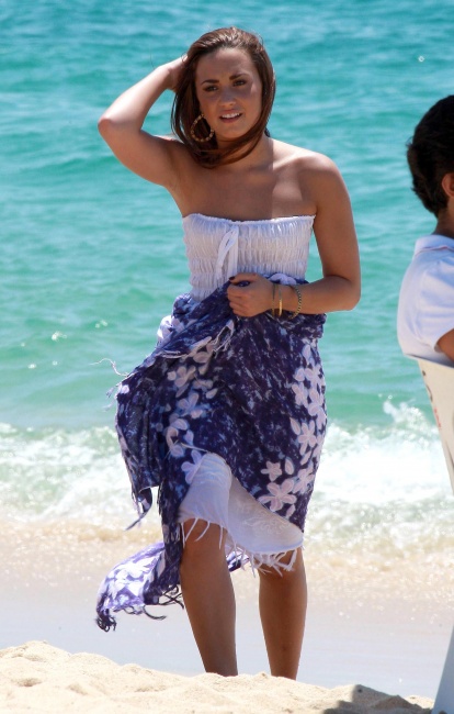 75515_Preppie_Demi_Lovato_on_the_beach_in_Cabo_San_Lucas_10_122_246lo.jpg