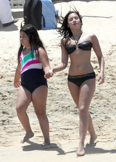 75963_Preppie_Demi_Lovato_on_the_beach_in_Mexico_16_122_112lo.jpg
