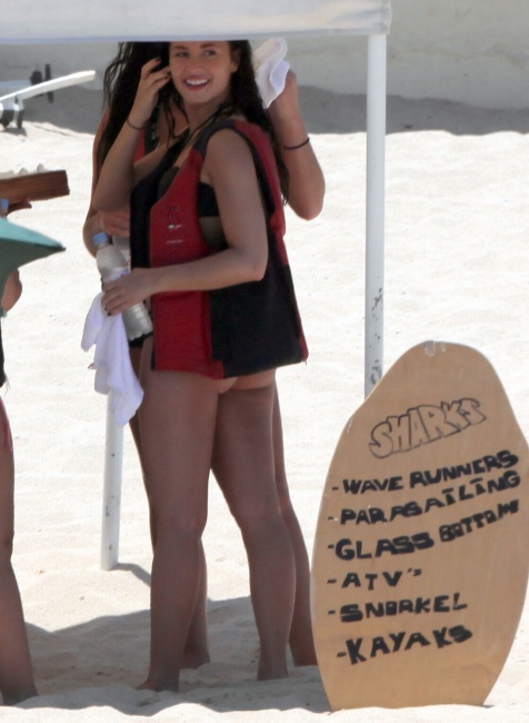 76088_Preppie_Demi_Lovato_on_the_beach_in_Mexico_13_122_44lo.jpg
