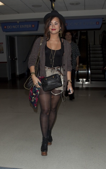 90614_Preppie_Demi_Lovato_arribing_into_LAX_Airport_4_122_113lo.jpg