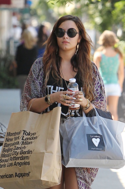 CU-Demi_Lovato_shopping_in_Los_Angeles-01.jpg