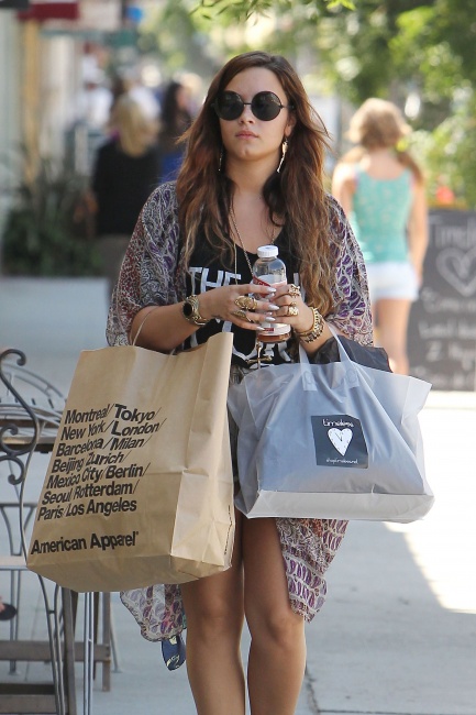 CU-Demi_Lovato_shopping_in_Los_Angeles-02.jpg