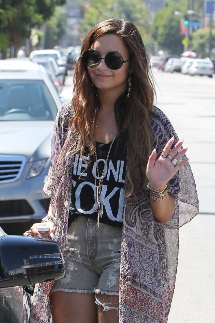 CU-Demi_Lovato_shopping_in_Los_Angeles-10.jpg