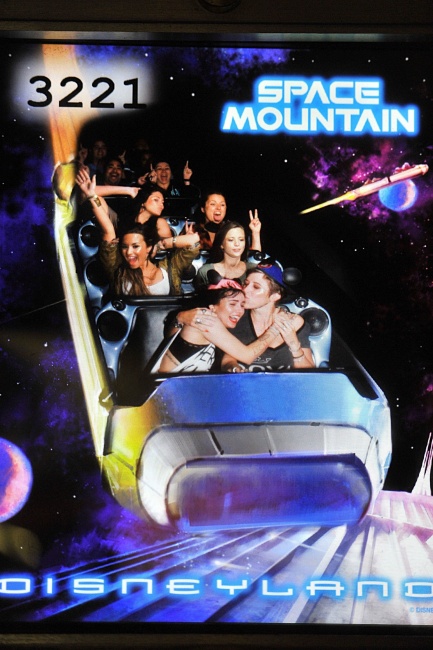 Demi_Lovato_Disneyland_282229.jpg