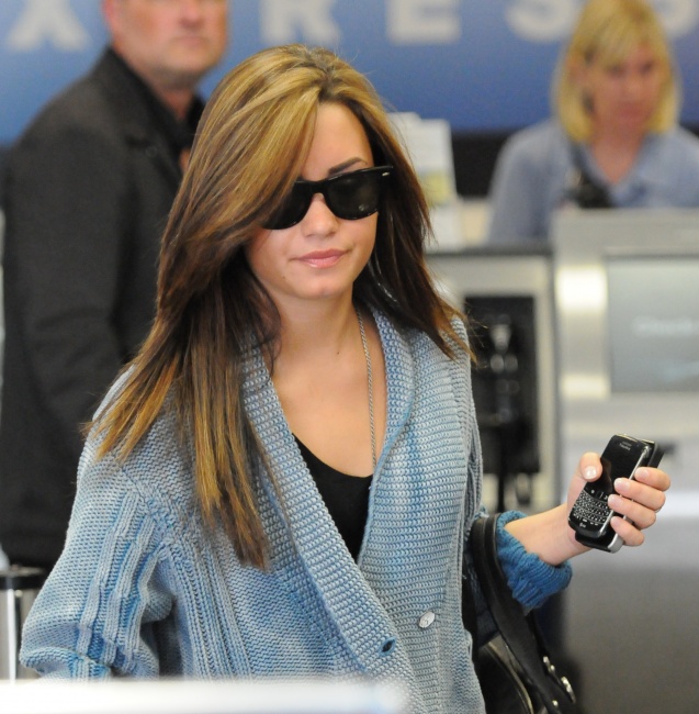 Demi_Lovato_departing_Burbank_Airport_281729.jpg