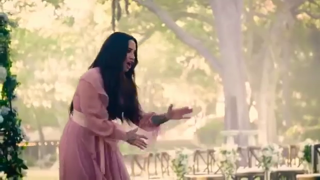 Demi_Lovato_-_Tell_Me_You_Love_Me_28_Behind_The_Scenes_29_mp41087.png