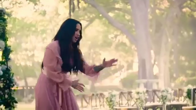 Demi_Lovato_-_Tell_Me_You_Love_Me_28_Behind_The_Scenes_29_mp41088.png
