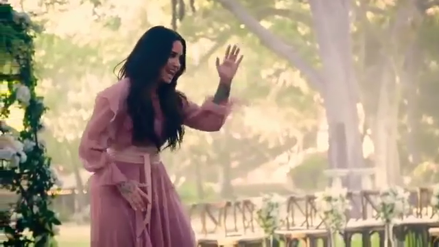 Demi_Lovato_-_Tell_Me_You_Love_Me_28_Behind_The_Scenes_29_mp41095.png