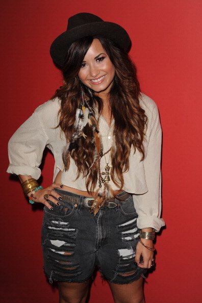 Demi_Lovato_at_the_Y100_Radio_Station_in_Miami_281029.jpg
