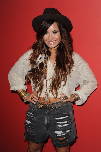 Demi_Lovato_at_the_Y100_Radio_Station_in_Miami_281229.jpg