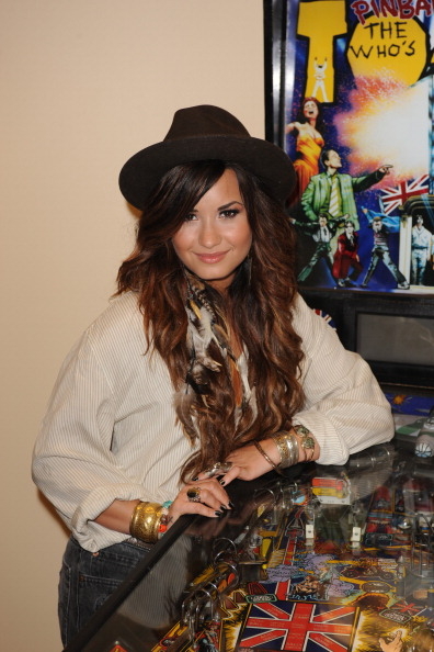 Demi_Lovato_at_the_Y100_Radio_Station_in_Miami_283329.jpg
