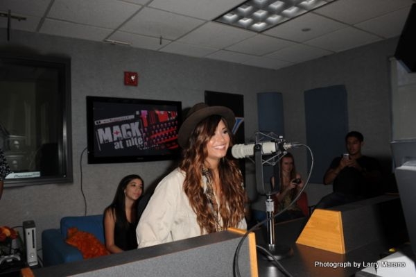 Demi_Lovato_at_the_Y100_Radio_Station_in_Miami_284229.jpg