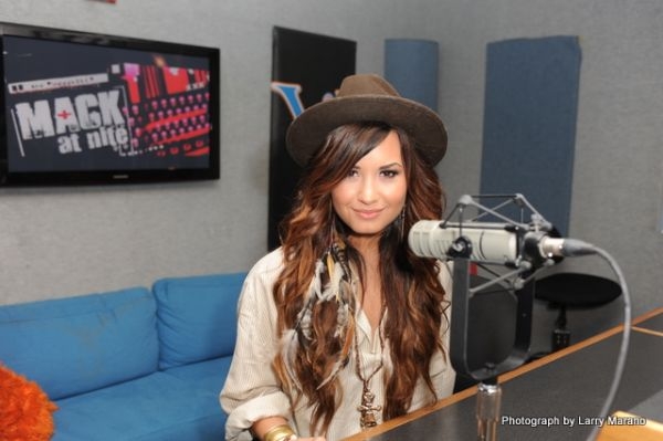 Demi_Lovato_at_the_Y100_Radio_Station_in_Miami_284929.jpg