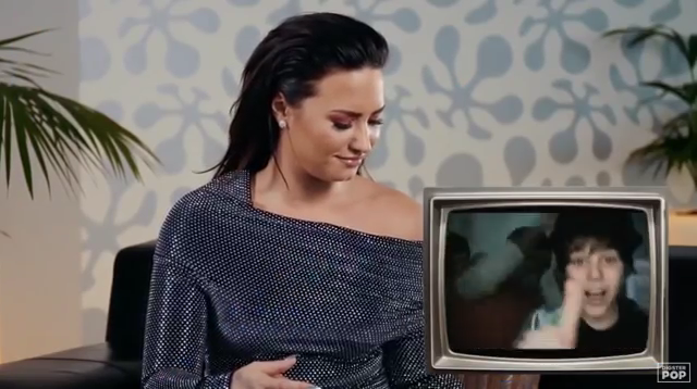 Demi_Lovato_reacts_to_old_music_videos_-_Digster_Pop_Throwback_mp40279.png