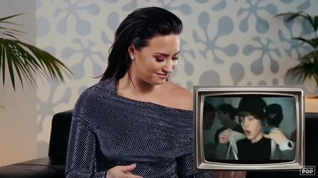 Demi_Lovato_reacts_to_old_music_videos_-_Digster_Pop_Throwback_mp40319.png