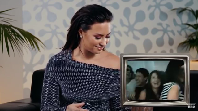 Demi_Lovato_reacts_to_old_music_videos_-_Digster_Pop_Throwback_mp40343.png