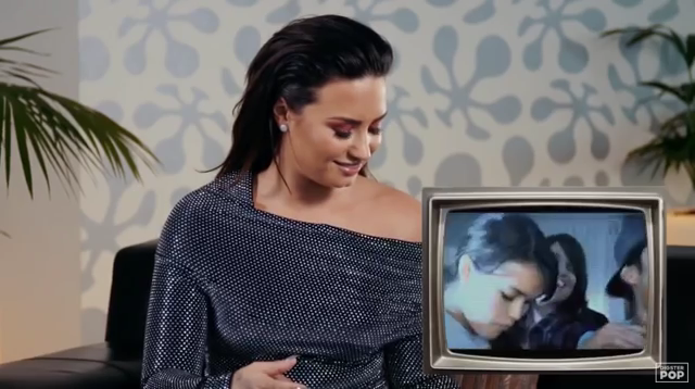 Demi_Lovato_reacts_to_old_music_videos_-_Digster_Pop_Throwback_mp40375.png