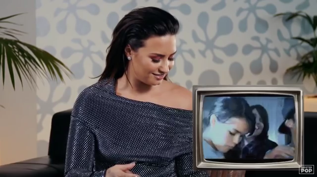 Demi_Lovato_reacts_to_old_music_videos_-_Digster_Pop_Throwback_mp40376.png
