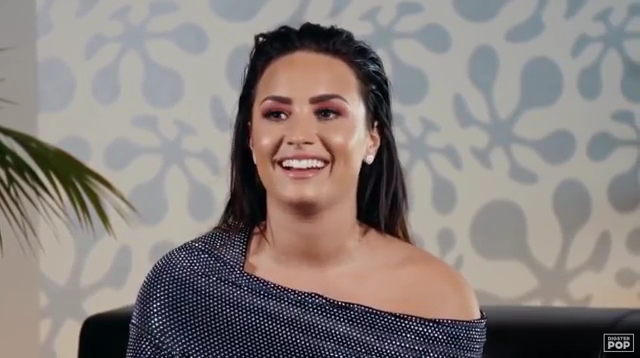 Demi_Lovato_reacts_to_old_music_videos_-_Digster_Pop_Throwback_mp40447.png