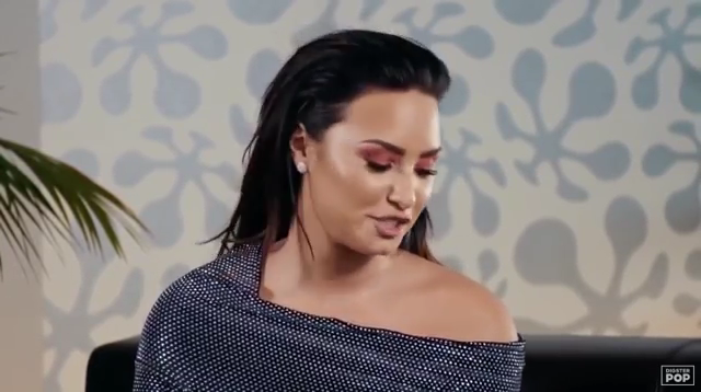 Demi_Lovato_reacts_to_old_music_videos_-_Digster_Pop_Throwback_mp40471.png