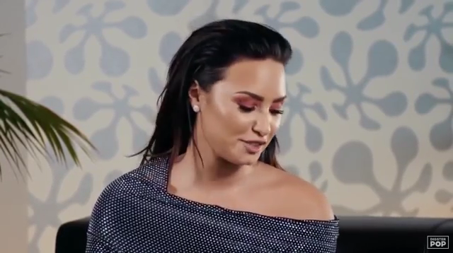 Demi_Lovato_reacts_to_old_music_videos_-_Digster_Pop_Throwback_mp40472.png