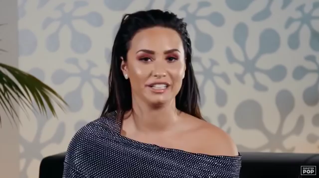 Demi_Lovato_reacts_to_old_music_videos_-_Digster_Pop_Throwback_mp40479.png