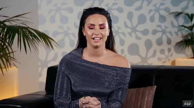 Demi_Lovato_reacts_to_old_music_videos_-_Digster_Pop_Throwback_mp40599.png