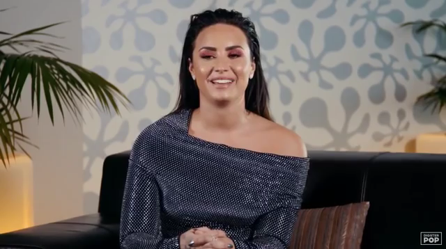 Demi_Lovato_reacts_to_old_music_videos_-_Digster_Pop_Throwback_mp40783.png