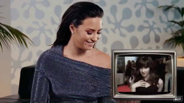 Demi_Lovato_reacts_to_old_music_videos_-_Digster_Pop_Throwback_mp40895.png