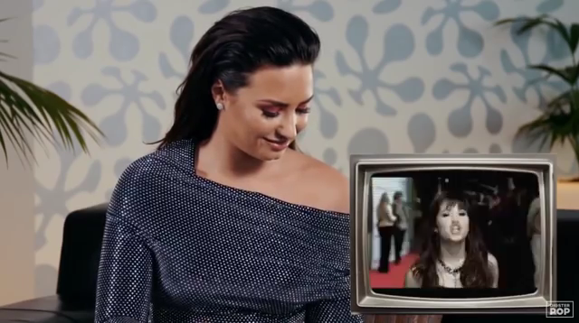 Demi_Lovato_reacts_to_old_music_videos_-_Digster_Pop_Throwback_mp40976.png