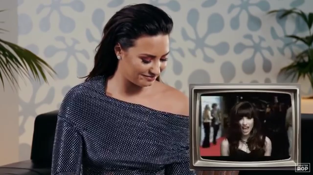 Demi_Lovato_reacts_to_old_music_videos_-_Digster_Pop_Throwback_mp40983.png