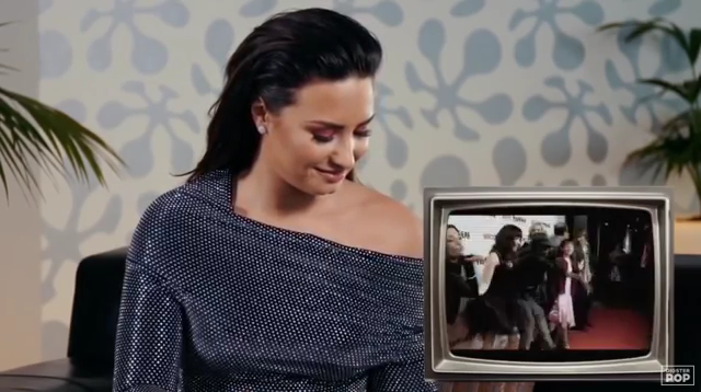 Demi_Lovato_reacts_to_old_music_videos_-_Digster_Pop_Throwback_mp41007.png