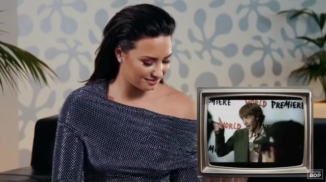 Demi_Lovato_reacts_to_old_music_videos_-_Digster_Pop_Throwback_mp41023.png