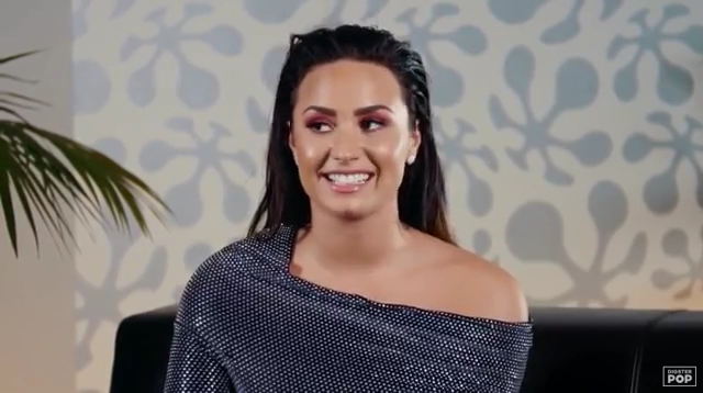 Demi_Lovato_reacts_to_old_music_videos_-_Digster_Pop_Throwback_mp41143.png