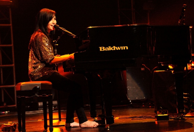 06848_Preppie_-_Demi_Lovato_at_City_For_Hope_Concert_at_the_Nokia_Theatre_in_L_A__-_October_25_2009_3_122_125lo.jpg
