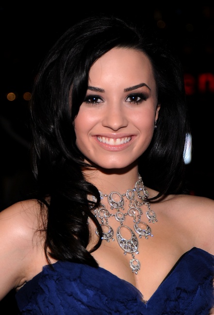 47362_Preppie_-_Demi_Lovato_at_the_Peoples_Choice_Awards_2010_in_Los_Angeles_-_Jan__6_2010_1226_122_557lo.jpg