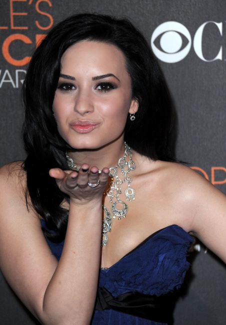 47615_Preppie_-_Demi_Lovato_at_the_Peoples_Choice_Awards_2010_in_Los_Angeles_-_Jan__6_2010_780_122_10lo.jpg