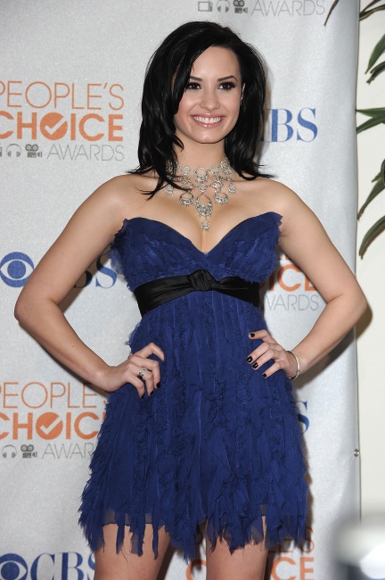 47620_Preppie_-_Demi_Lovato_at_the_Peoples_Choice_Awards_2010_in_Los_Angeles_-_Jan__6_2010_6189_122_381lo.jpg