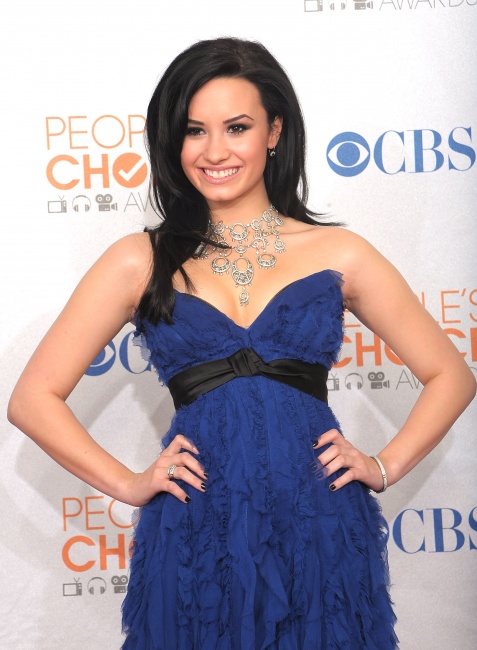 47716_Preppie_-_Demi_Lovato_at_the_Peoples_Choice_Awards_2010_in_Los_Angeles_-_Jan__6_2010_6386_122_686lo.jpg