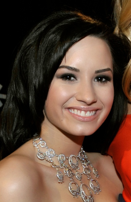 47769_Preppie_-_Demi_Lovato_at_the_Peoples_Choice_Awards_2010_in_Los_Angeles_-_Jan__6_2010_0174_122_25lo.jpg