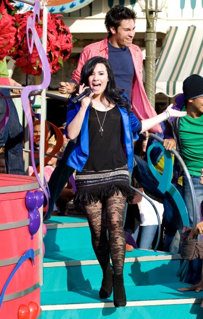 48989_Preppie_-_Demi_Lovato_filming_a_Disney_Parade_in_Anaheim_-_November_9_2009_829_122_412lo.jpg