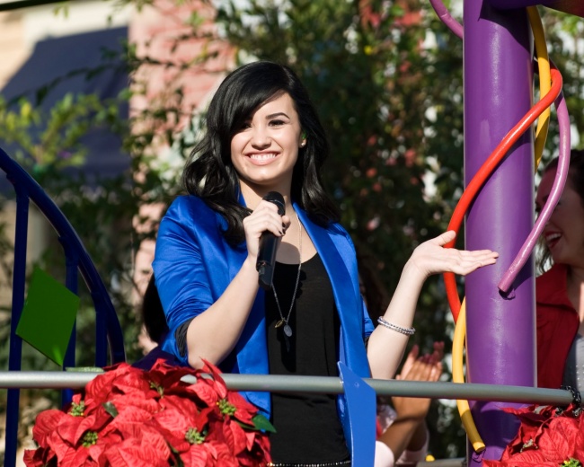49193_Preppie_-_Demi_Lovato_filming_a_Disney_Parade_in_Anaheim_-_November_9_2009_1149_122_15lo.jpg