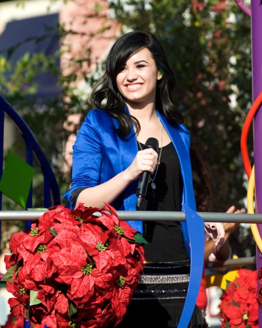 49213_Preppie_-_Demi_Lovato_filming_a_Disney_Parade_in_Anaheim_-_November_9_2009_5157_122_509lo.jpg