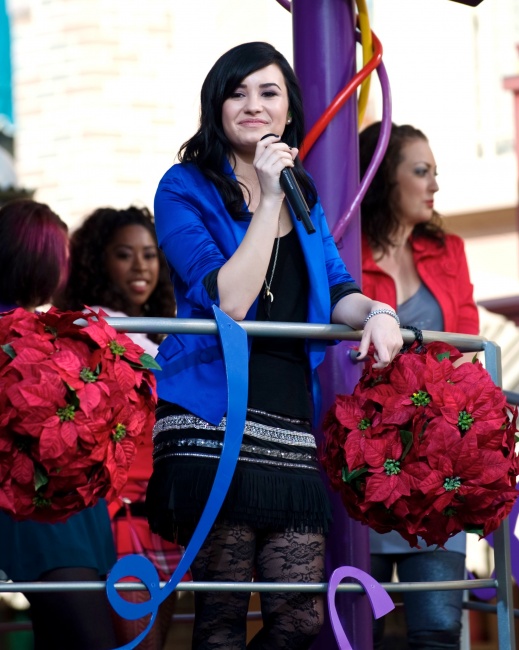 49328_Preppie_-_Demi_Lovato_filming_a_Disney_Parade_in_Anaheim_-_November_9_2009_9259_122_716lo.jpg