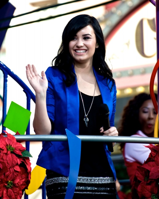 49348_Preppie_-_Demi_Lovato_filming_a_Disney_Parade_in_Anaheim_-_November_9_2009_0279_122_418lo.jpg