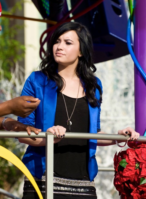 49510_Preppie_-_Demi_Lovato_filming_a_Disney_Parade_in_Anaheim_-_November_9_2009_5347_122_134lo_28129.jpg