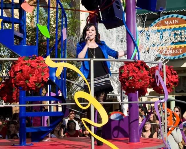 49571_Preppie_-_Demi_Lovato_filming_a_Disney_Parade_in_Anaheim_-_November_9_2009_7375_122_400lo.jpg